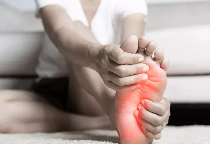 足や足指が痺れる